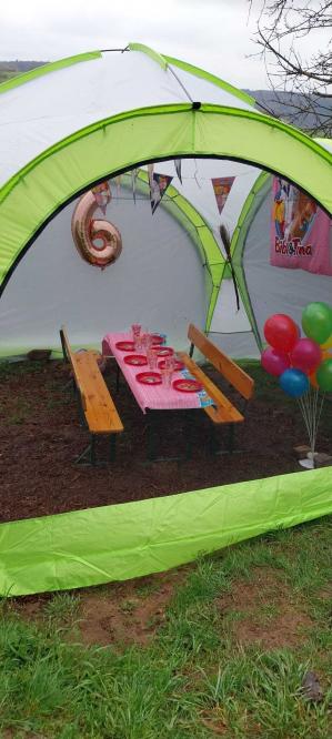 Das Partyzelt schütz dich vor Sonne und Regen!